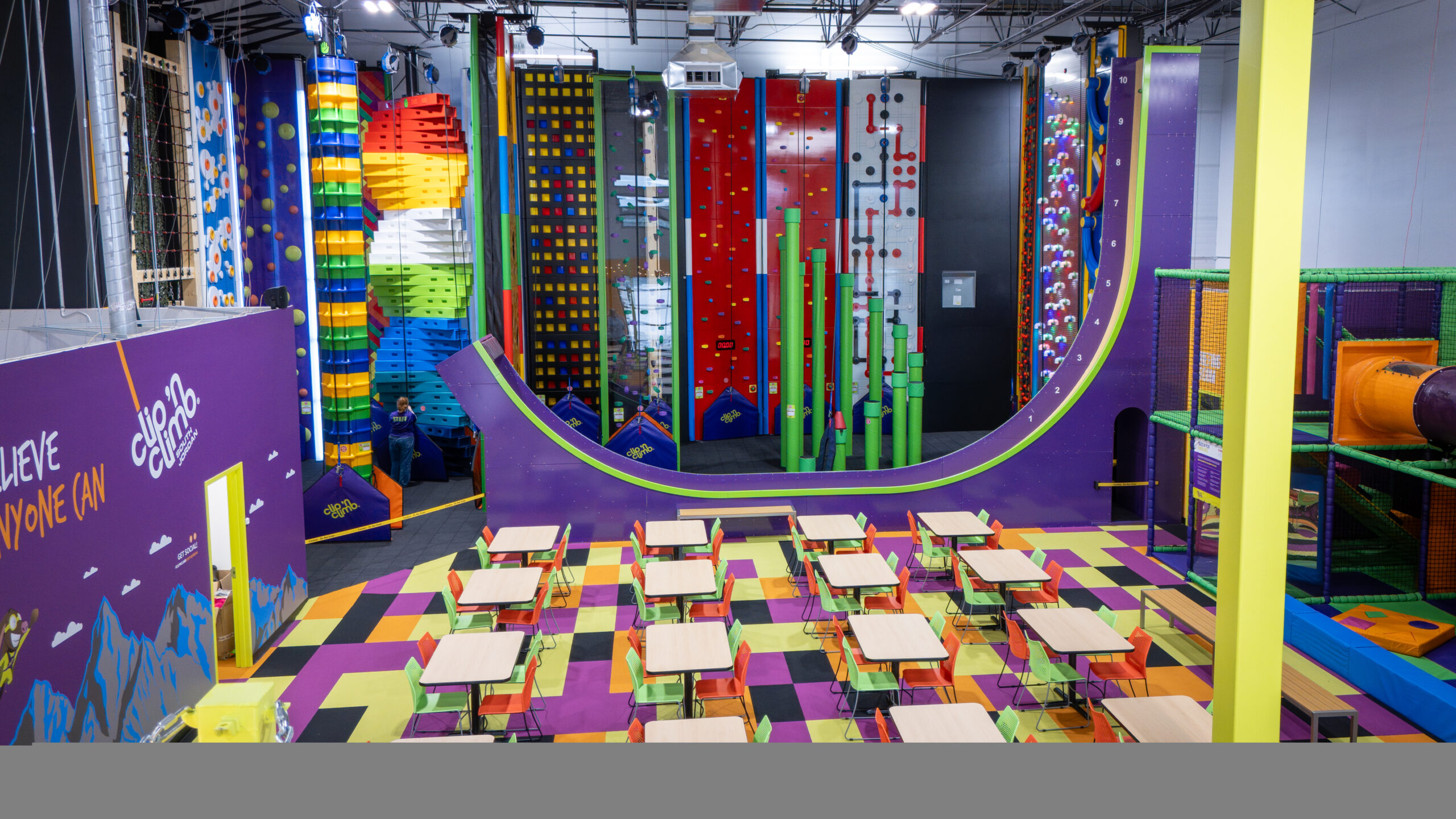 Kletterhalle eröffnen: Clip ’n Climb bunte Kletterelemente im individuellen Design